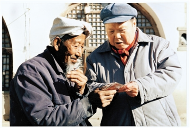 刘文西与陕北老农在一起。马忠义摄.jpg