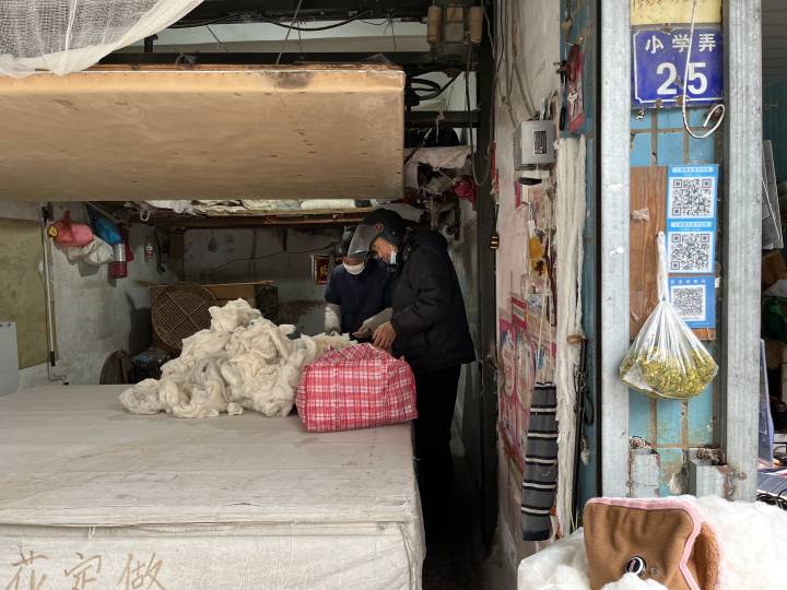 杭州三墩这家棉花店承包了多少人的温暖被窝？守店老两口：舍不得老手艺，舍不得老邻居