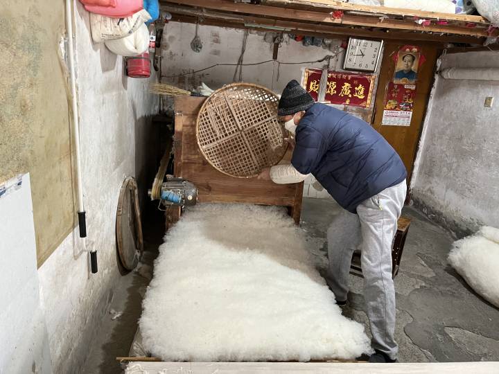 杭州三墩这家棉花店承包了多少人的温暖被窝？守店老两口：舍不得老手艺，舍不得老邻居