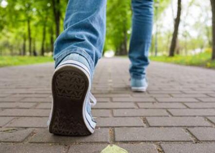 走路慢的人思维慢 步行可以测试痴呆症