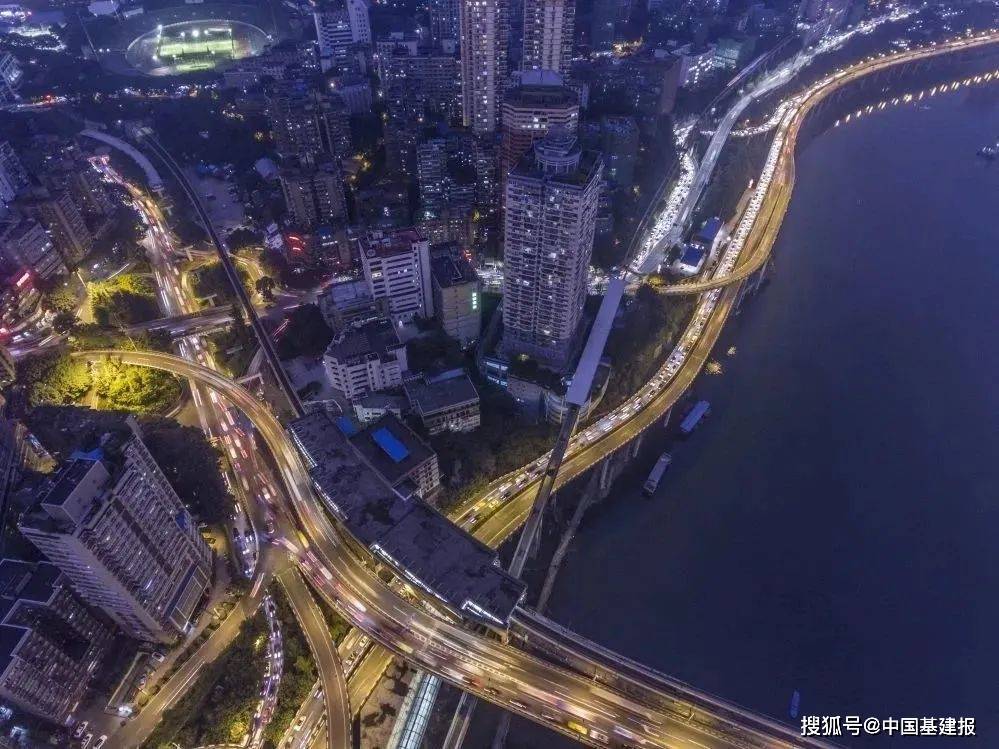 重庆这座城：坐轨道交通，看两江四岸