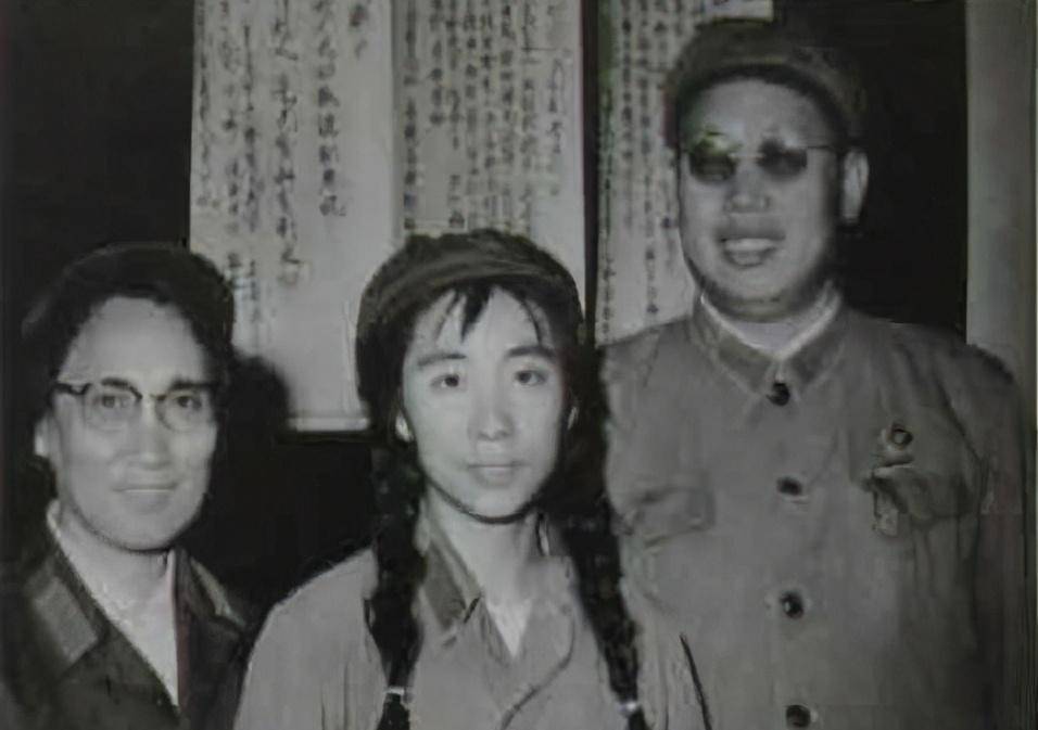 1971年，黄吴李邱四位将军被撤职，他们各自的夫人结局如何？