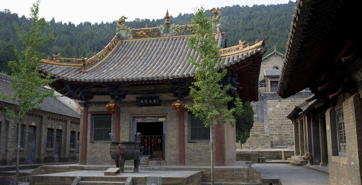 山西晋城这座古寺，有株1000多岁的迎客松，知道的游客不多