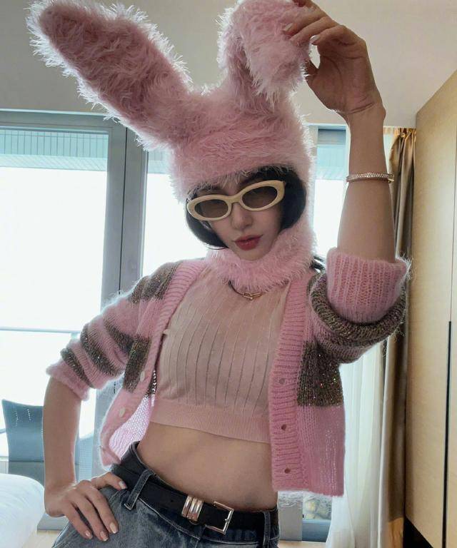 Angelababy晒粉兔造型开工照，网友的关注点都在她的腰上