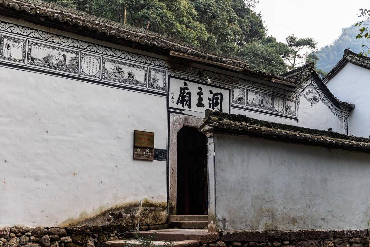 中国最神奇的10大古村，雨天不打伞，天气看铃铛，扔石头就下雨?