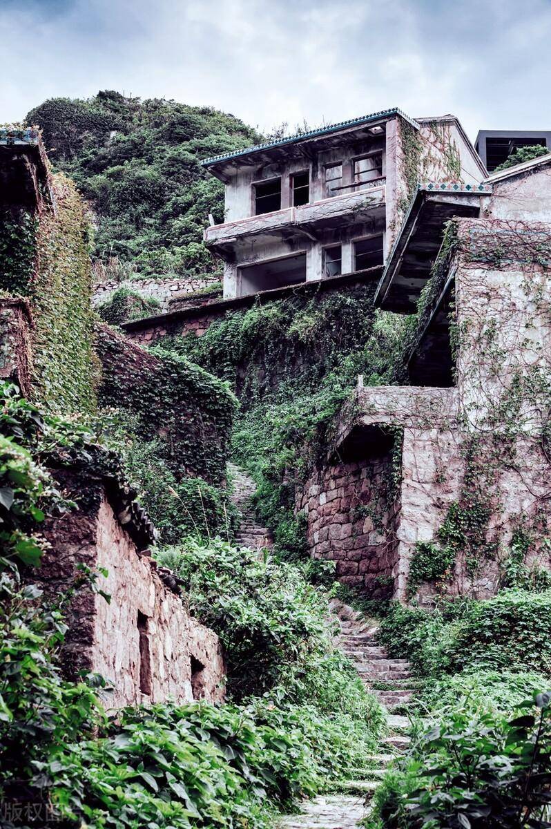 中国最神奇的10大古村，雨天不打伞，天气看铃铛，扔石头就下雨?