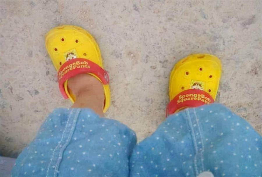 孩子喜欢穿反鞋，可能并非是他们不识左右，父母要重视起来