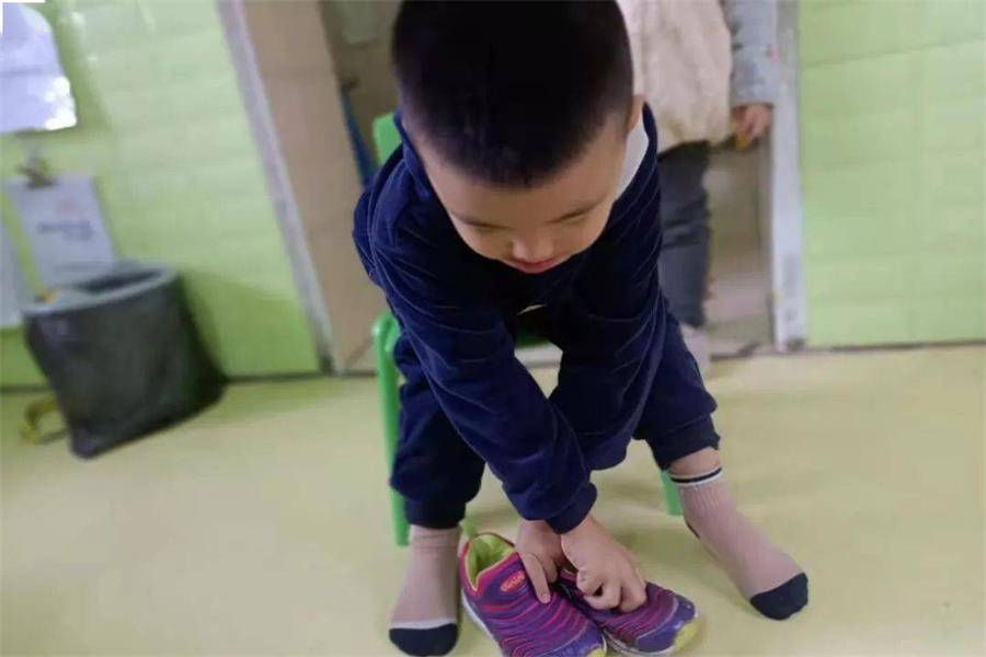 孩子喜欢穿反鞋，可能并非是他们不识左右，父母要重视起来