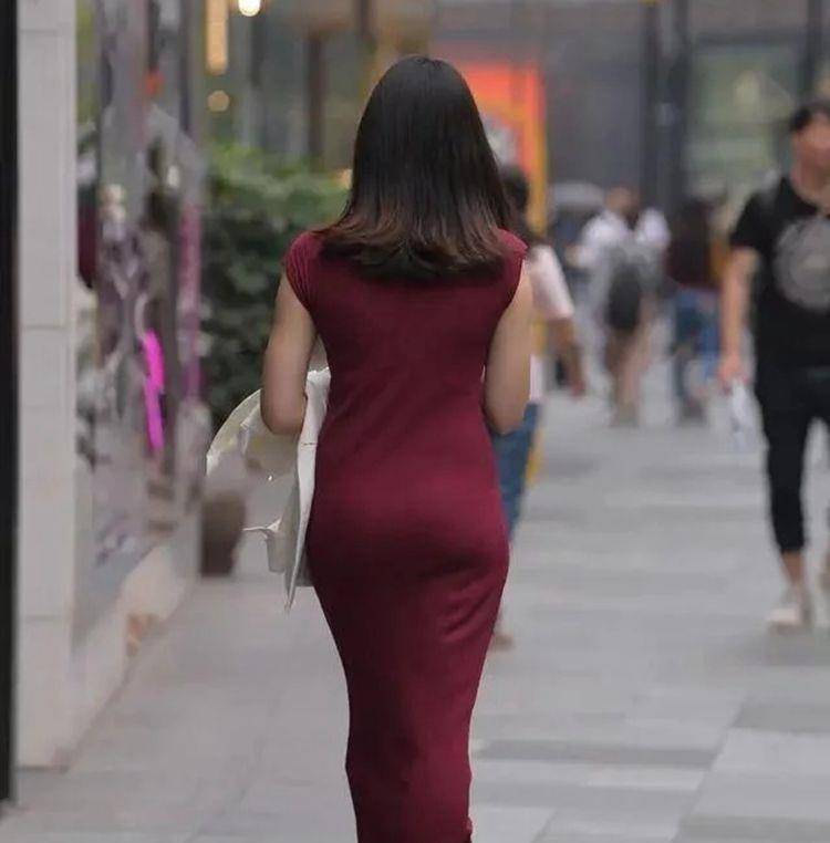 长腿的姑娘很适合穿连衣裙，所以形状看起来很优雅，身材看起来很好