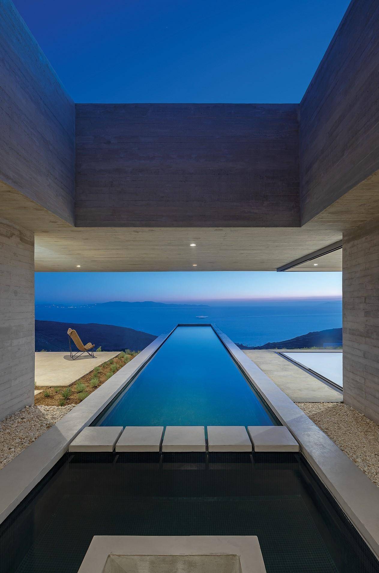 植入大地景观里的希腊海岛别墅，漂浮的屋面望向深邃爱琴海