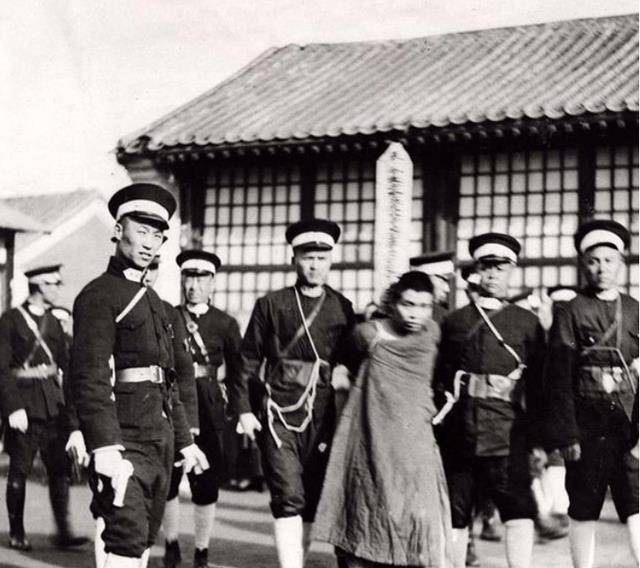 1949年，四川万县警察抓了个“小毒贩”，警察局长却因此被枪毙