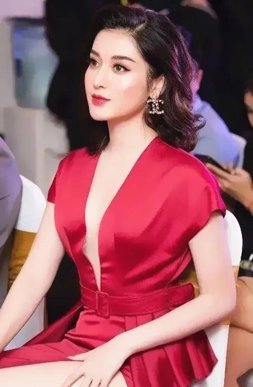 越南国宝级美人，红唇丹齿美丽动人，极致的穿搭演绎高贵名媛风
