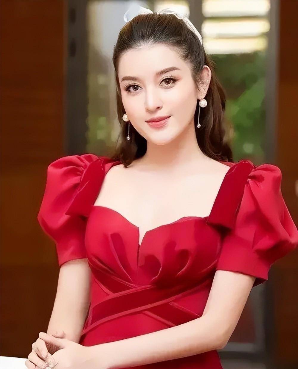 越南国宝级美人，红唇丹齿美丽动人，极致的穿搭演绎高贵名媛风
