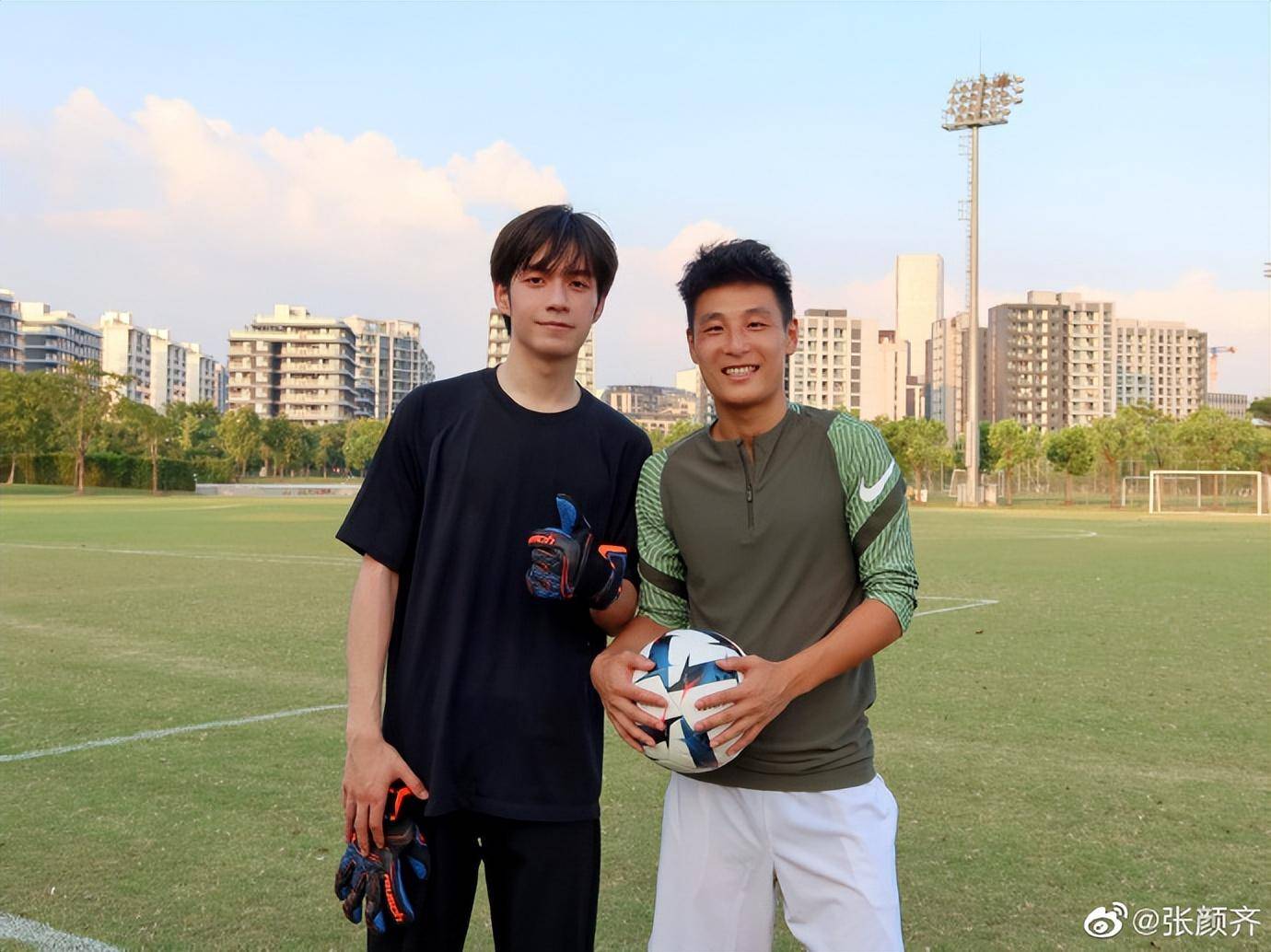 梦幻联动！歌手张颜齐晒与武磊、李圣龙合照：足球生涯达到巅峰