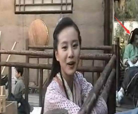 当年《射雕英雄传》片场，刘诗诗一直盯着袁弘手里吃的，超可爱！