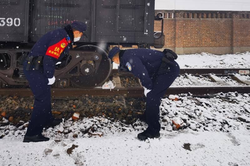 西安铁警风雪护航复工路