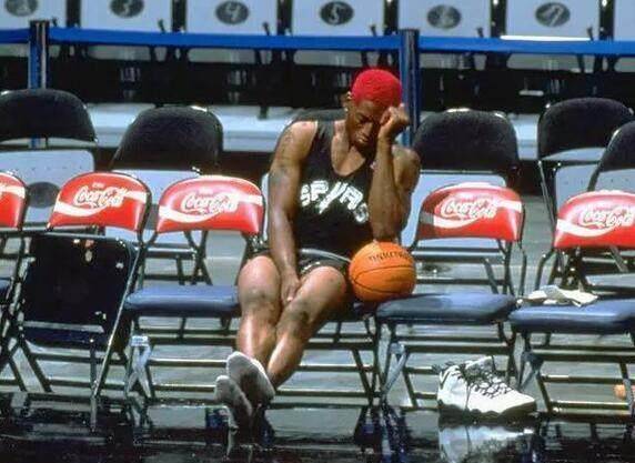 NBA巨星打瞌睡状态？湖人球员睡遍替补席，安东尼最霸气！