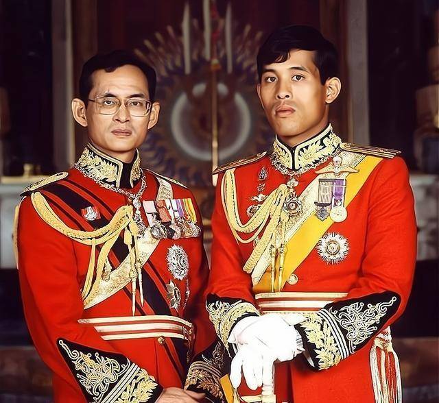 从吉祥物到大权在握：泰国前任国王的崛起之路