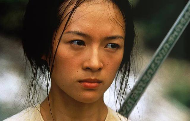 刘浩存成《悬崖之上》演技“短板”，谋女郎里，她清纯得格格不入