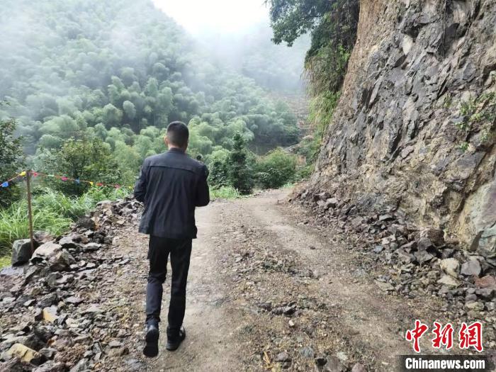 因为连通各自然村的道路还未完全修好，村干部走访村民只能步行前往。